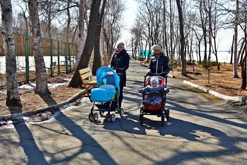 В парке гуляют мамы с детьми, Фото с места события из других источников