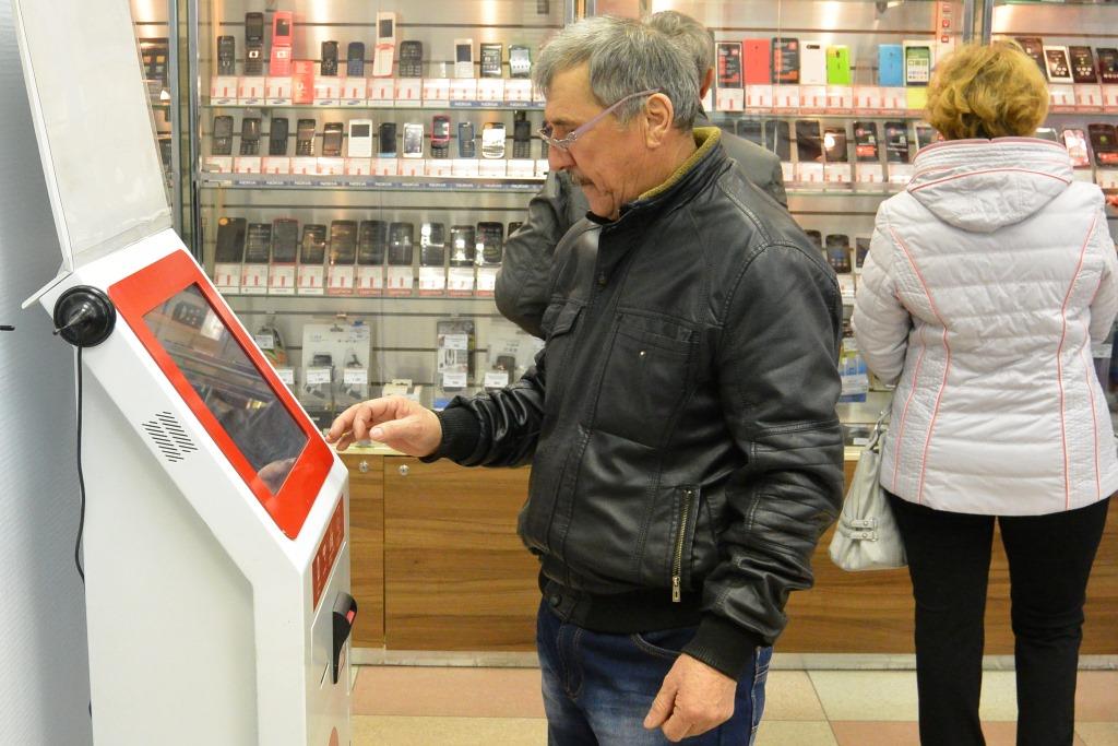 Топ-менеджмент одного из крупнейших в России операторов связи встал за стойку, Фото с места события собственное