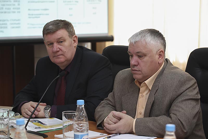 Замглавы администрации НГО Сегей Строев и зампредседателя городской думы Василий Лобода, Фото с места события из других источников