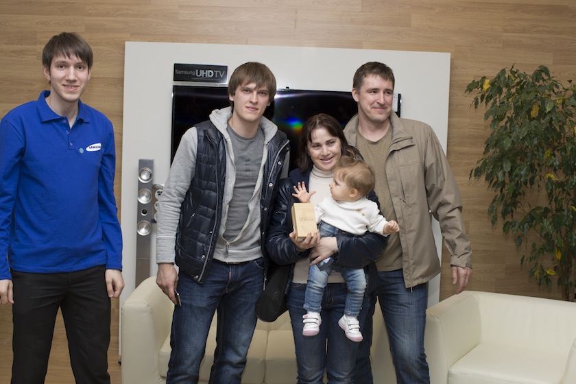 Победительница розыгрыша получила смарфон Galaxy S5 в подарок, Фото с места события из других источников