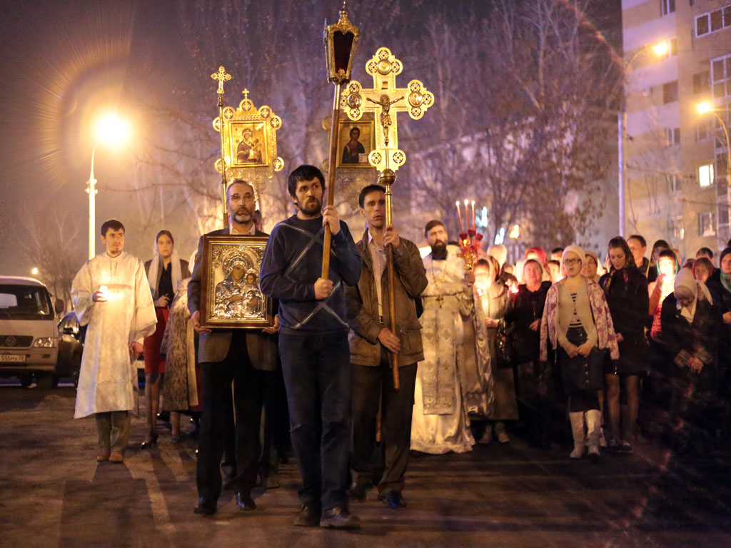 Сколько времени длится крестный ход на пасху. Крестный ход вокруг церкви. Крестный ход на Пасху. У храма крестный ход на Пасху. Крестный ход у храма Ксении Петербуржской в Воронеже.