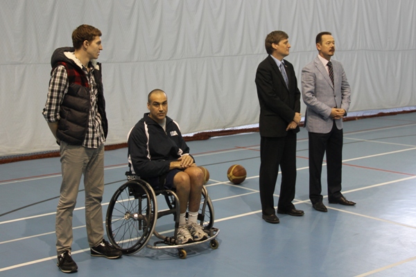 Американский баскетболист-колясочник провел мастер-класс, Фото с места события из других источников