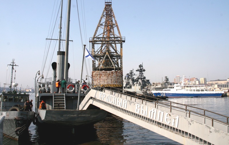 Корабль-музей "Красный вымпел", Фото с места события из других источников