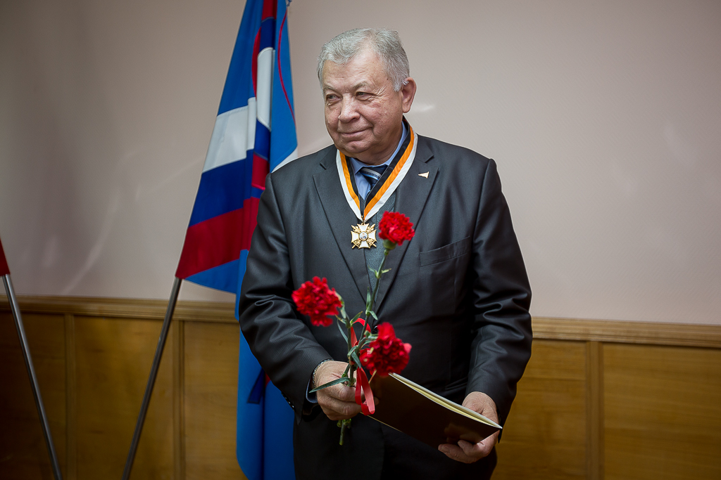 Кавалер ордена "Знак почета" Вячеслав Мартыненко получает фамильный орден династии Роман, Фото с места события собственное
