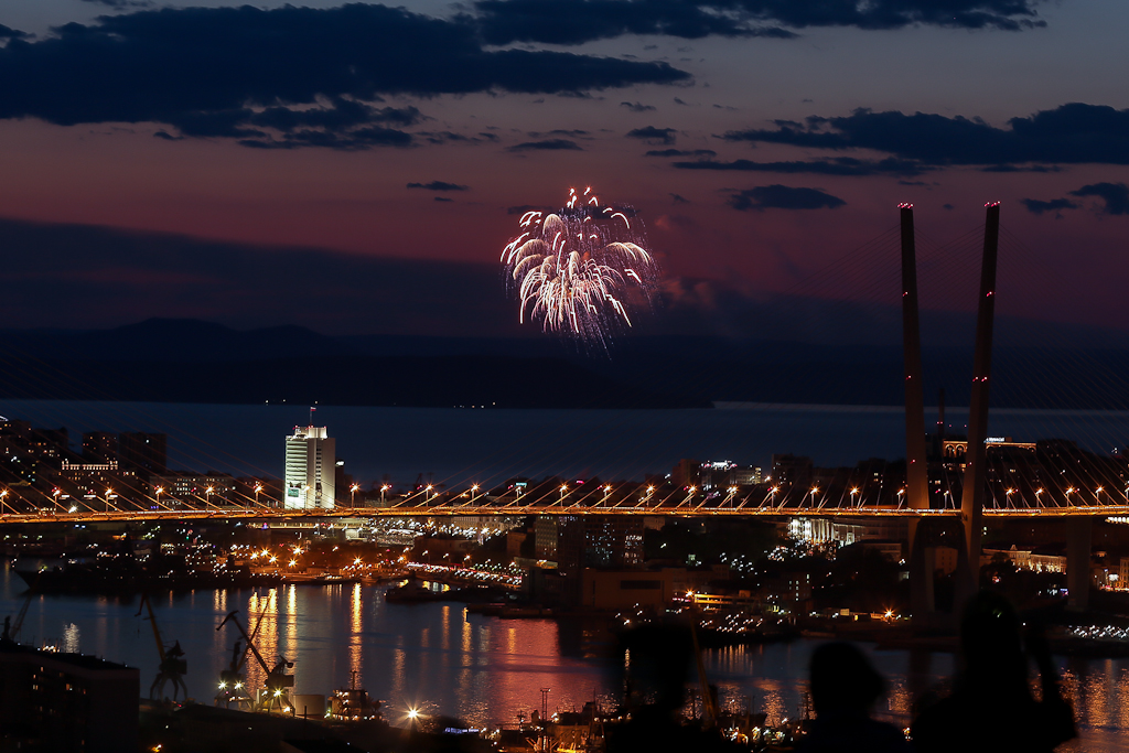 Фейерверк ко Дню Победы запустили из нескольких точек города, Фото с места события собственное