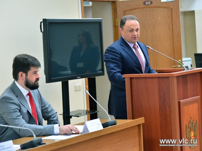 Глава Владивостока поздравил Евгения Каранкевича со вступлением в должность, Фото с места события из других источников