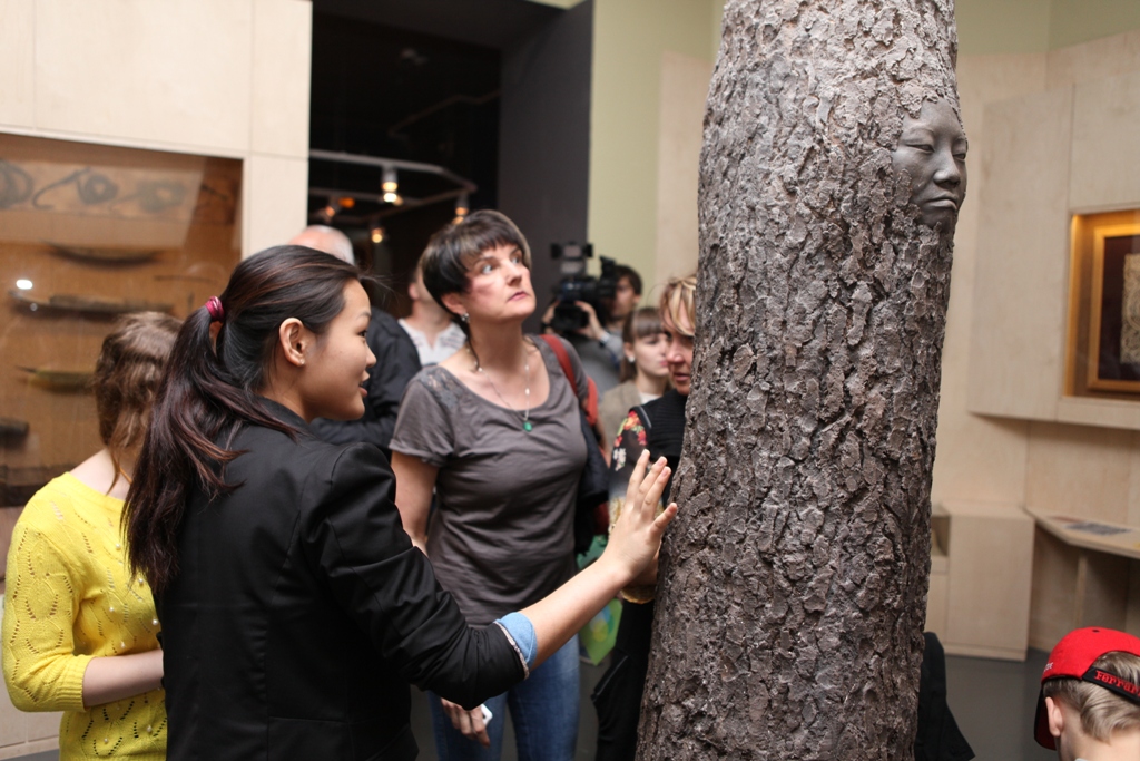 Посетители с удовольствием рассматривали экспонаты, Фото с места события собственное