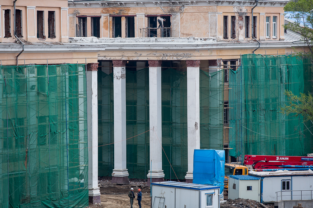 Здание заставлено строительными лесами и обтянуто зеленой сеткой, Фото с места события собственное