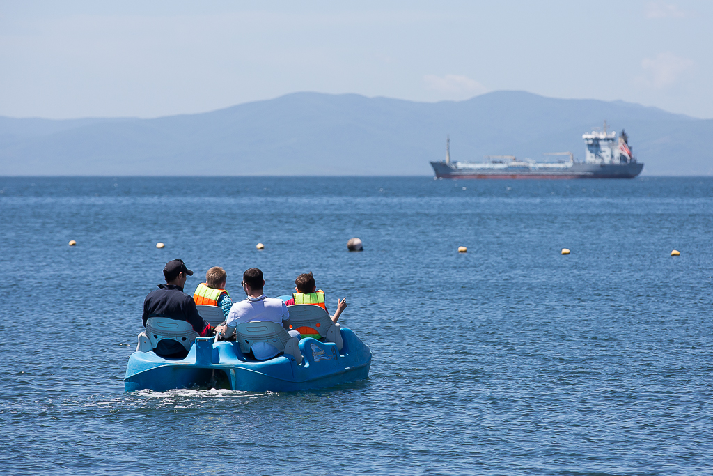 Набережная всегда пользовалась популярностью, Фото с места события собственное