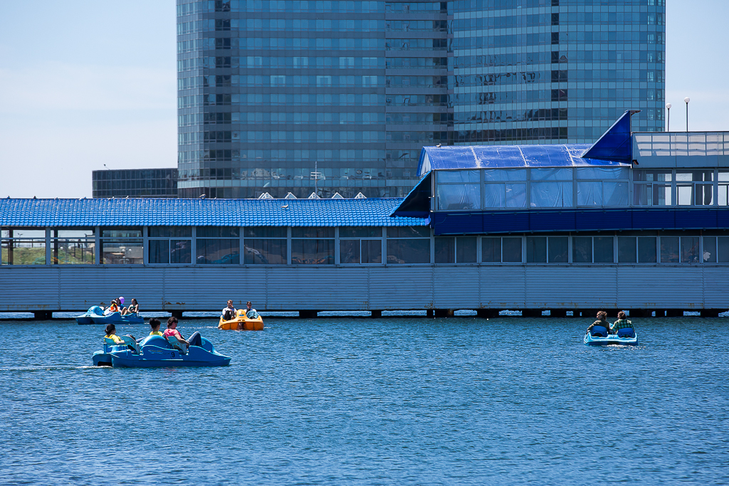 Набережная всегда пользовалась популярностью, Фото с места события собственное