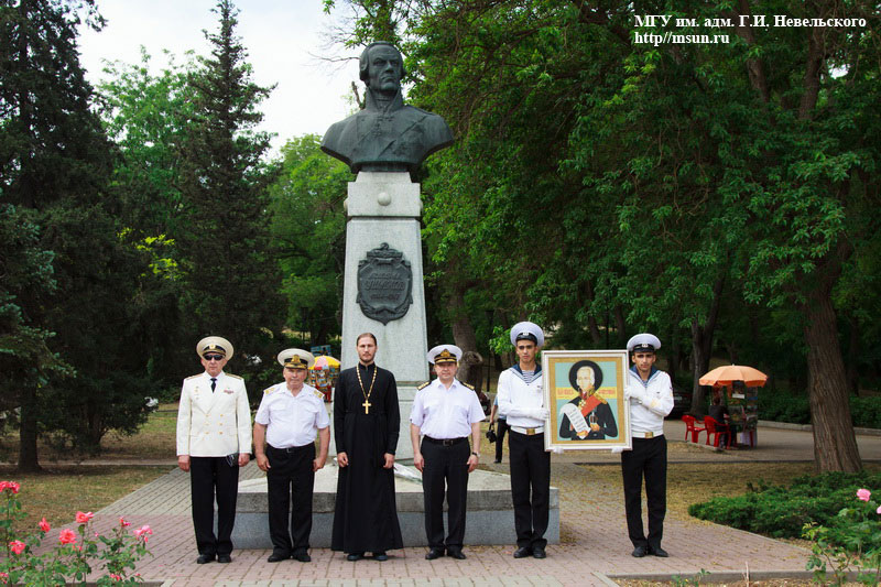 Курсанты у памятника адмиралу Ф.Ф. Ушакову, Фото с места события из других источников