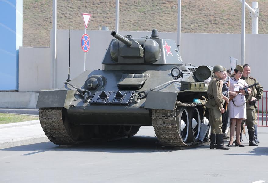 Танк Т-34 и журналисты , Фото с места события собственное
