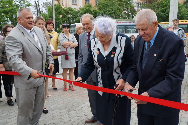 Право перерезать ленточку досталось почетным жителям Находки, Фото с места события из других источников