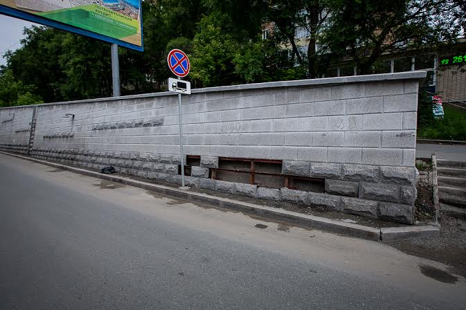 Лихие гонщики уже четвертый раз калечат городскую стену, Фото с места события собственное