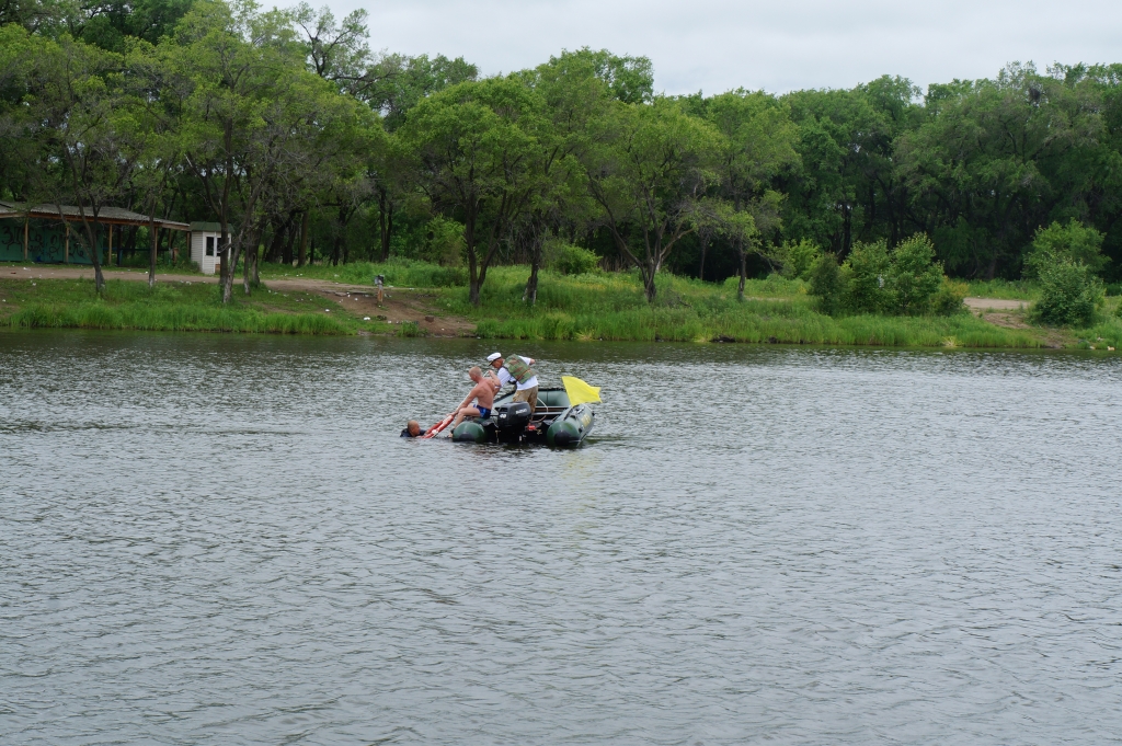 Спасатели выполняют практическое занятие, Фото с места события собственное