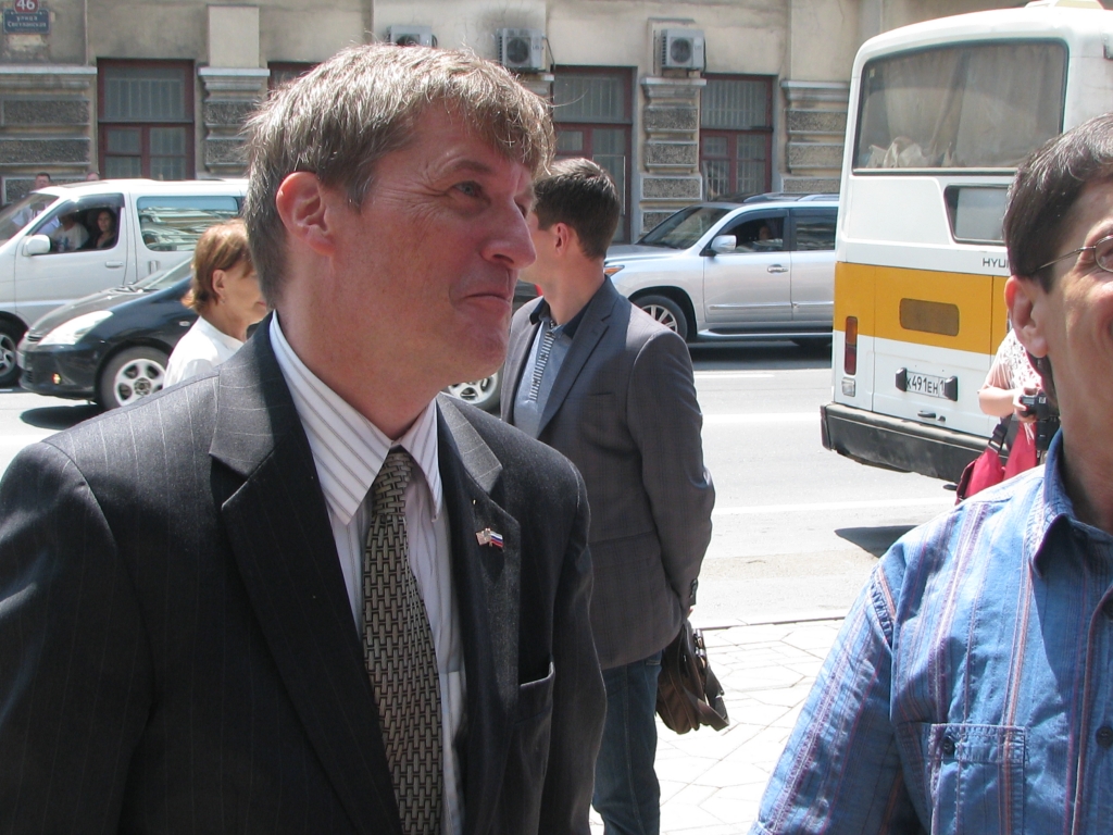 Генконсул США во Владивостоке Эрик Холм-Олсен, Фото с места события собственное