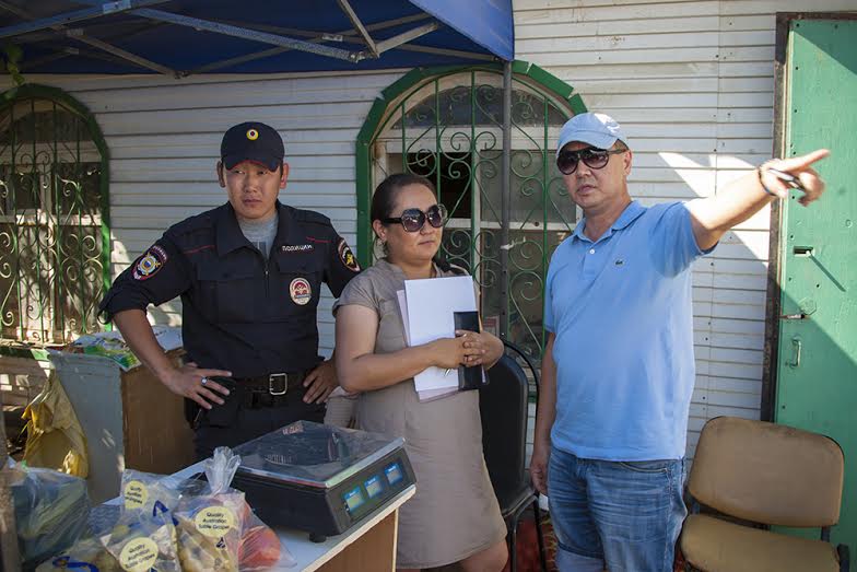 В Якутске провели рейд по незаконной торговле, Фото с места события из других источников
