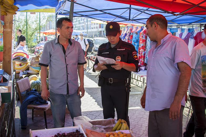 В Якутске провели рейд по незаконной торговле, Фото с места события из других источников