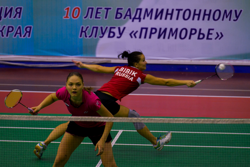 После разминки девушки играли парами, а потом по четыре человека на сетку, Фото с места события собственное