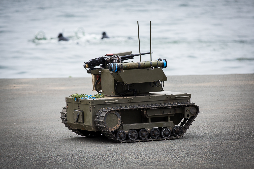 Радиоуправляемый робот принял участие в импровизированном бою, Фото с места события собственное