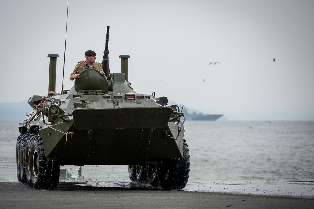 БТР выехал на берег водной станции ТОФ, Фото с места события собственное