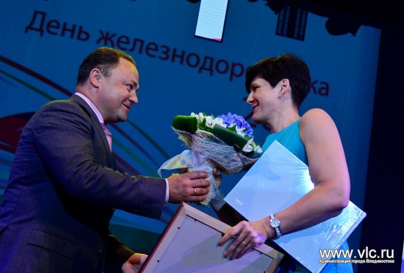 Мэр вручил наиболее отличившимся сотрудникам ДВЖД благодарственные письма и грамоты, Фото с места события из других источников