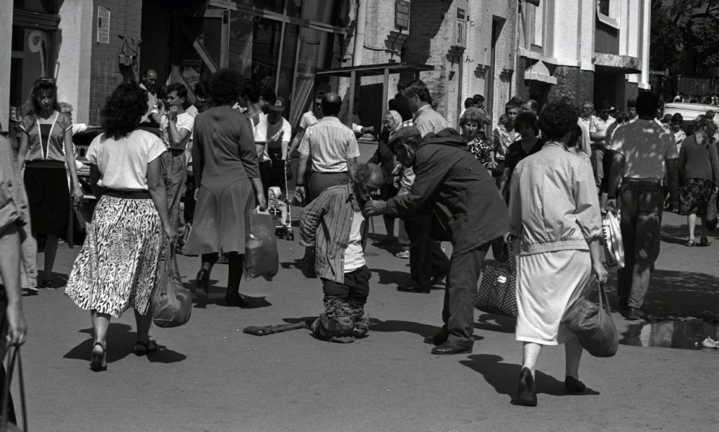 Владивосток 90. Владивосток 1990-х. Торговая улица Владивосток 90ые. Владивосток 1990 год. Торговая улица Владивосток девяностые.