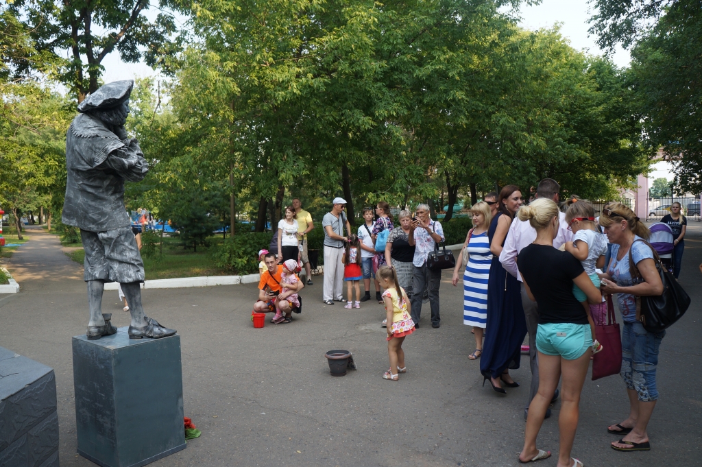 Первые минуты появления "Живой статуи" в городском парке Уссурийска, Фото с места события собственное