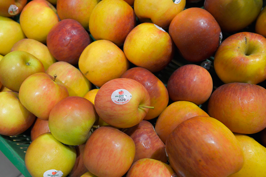 Новозеландские яблоки не попали под запрет, зато вкус американского винограда жители Приморья скоро забудут, Фото с места события собственное