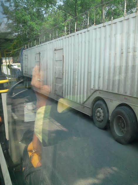 Большегрузы на Снеговой, Фото с места события собственное