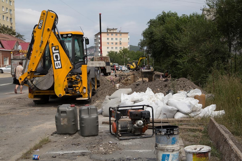 Перекопана часть дороги и тротуар, Фото с места события из других источников