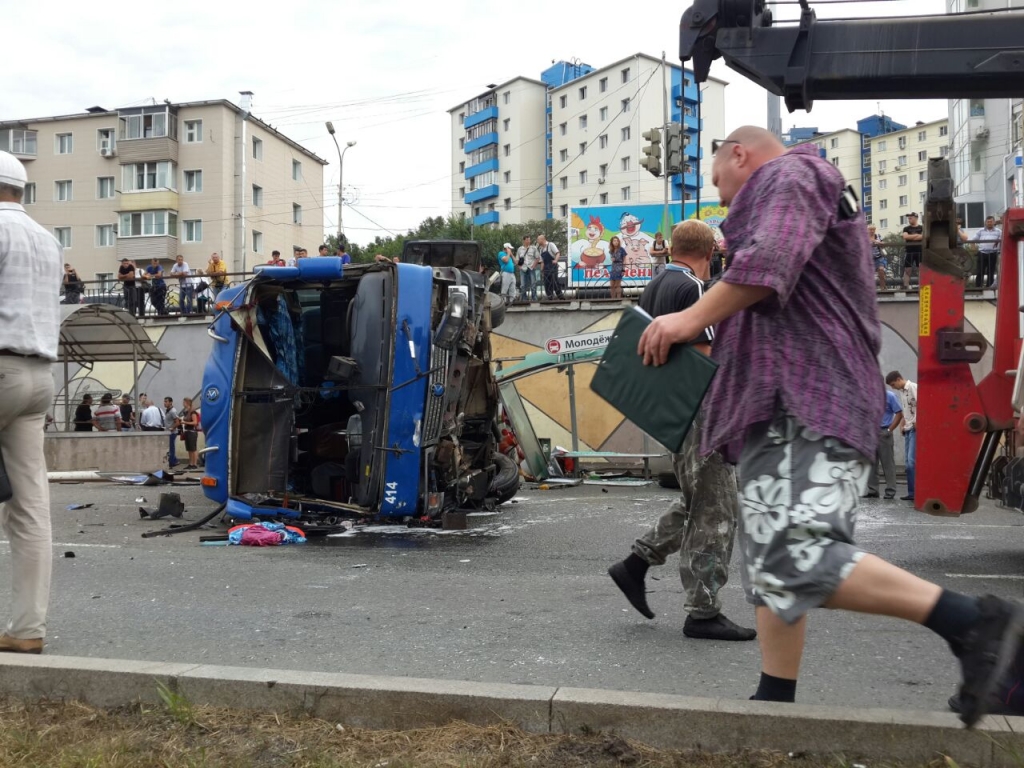 Рухнувший автобус, Фото с места события собственное