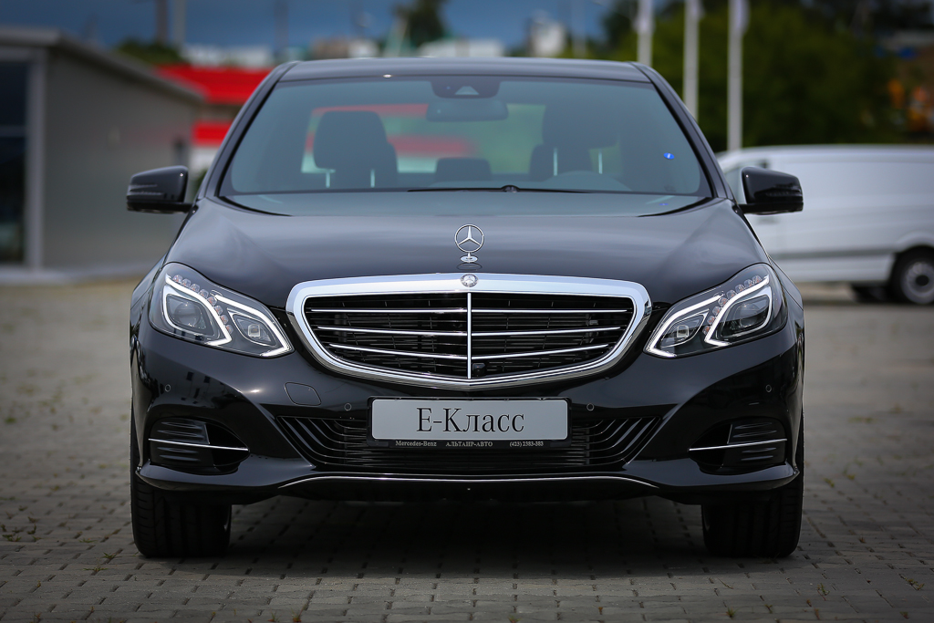 Mercedes-Benz E-Class, Фото с места события собственное