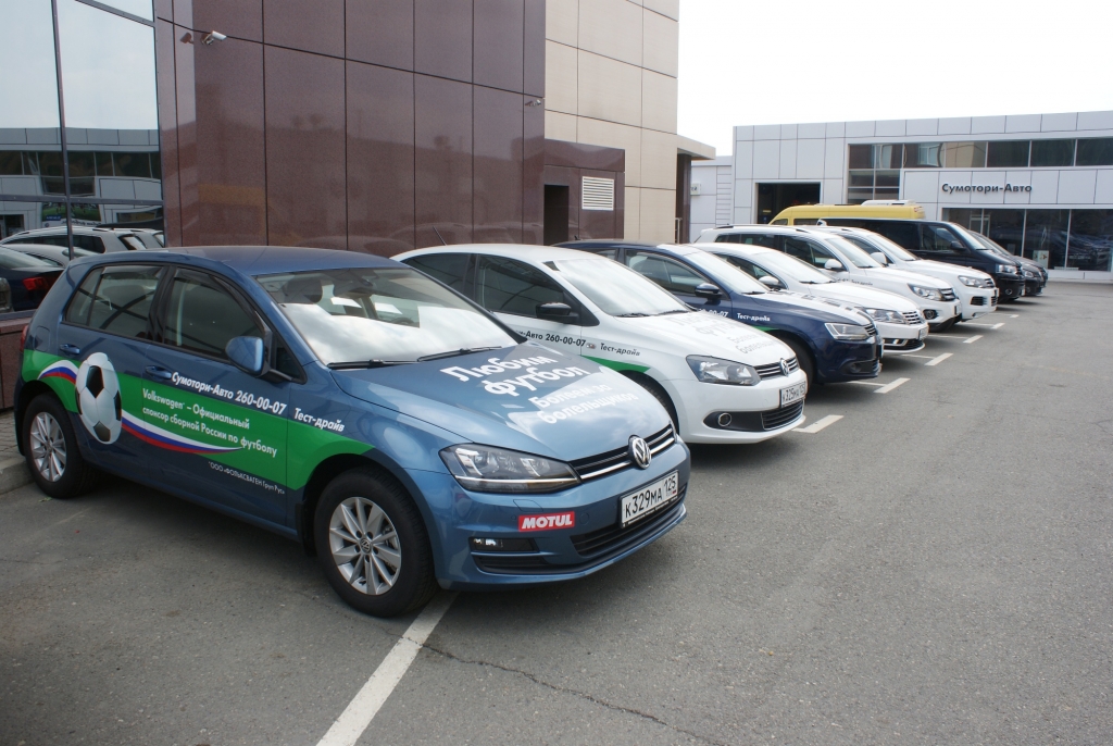На переднем плане Volkswagen Golf, Фото с места события собственное