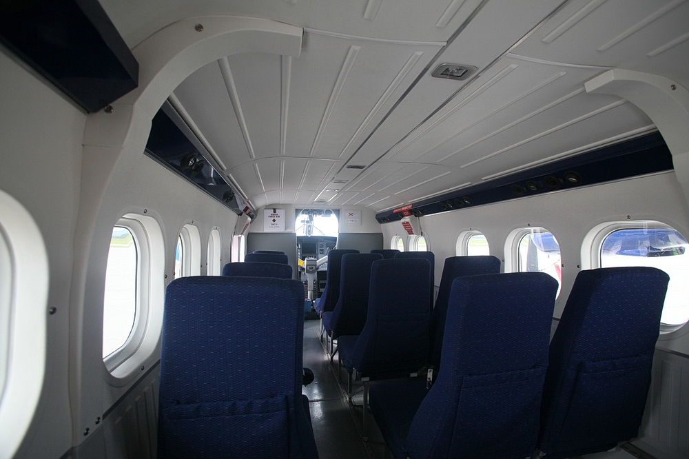 В салоне, Фото с места события из других источников