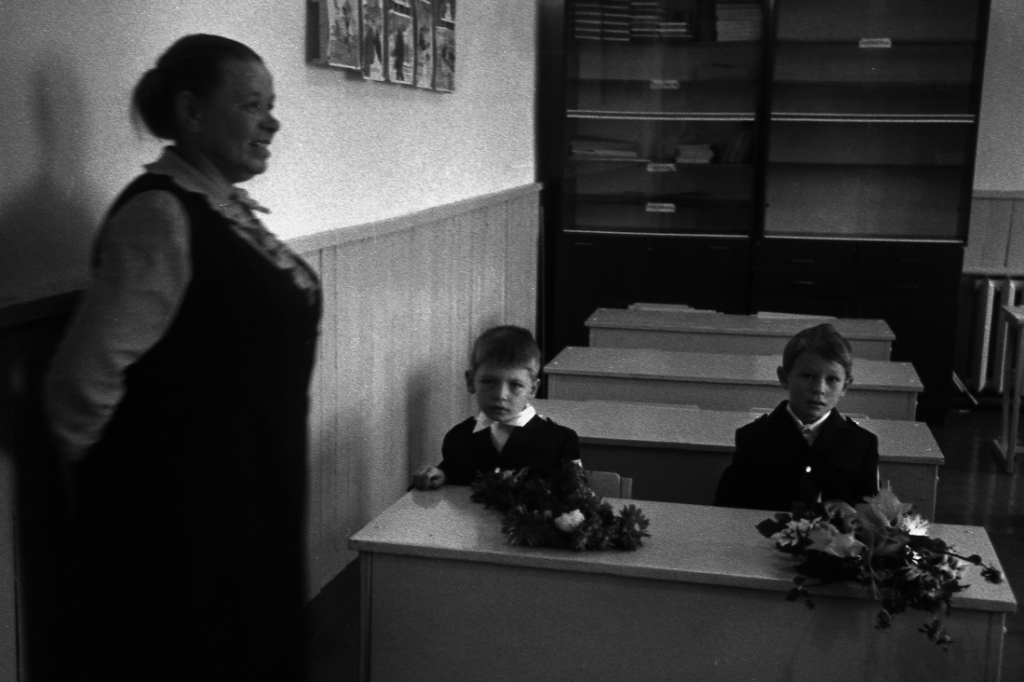 Первоклассники с учительницей, Фото с места события из других источников