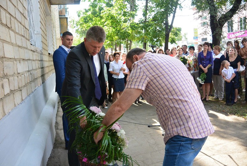 Открытие мемориальной доски Мае Суриц в Биробиджане, Фото с места события собственное