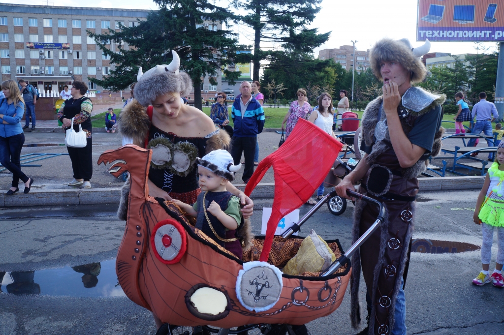 Участники парада колясок-2014 готовятся к началу фестиваля, Фото с места события собственное