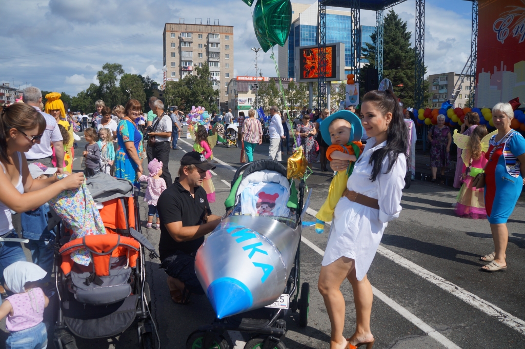 Участники парада колясок-2014 готовятся к началу фестиваля, Фото с места события собственное