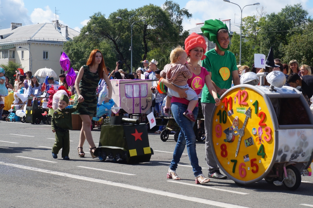 Парад колясок состоялся на центральной площади города, Фото с места события собственное