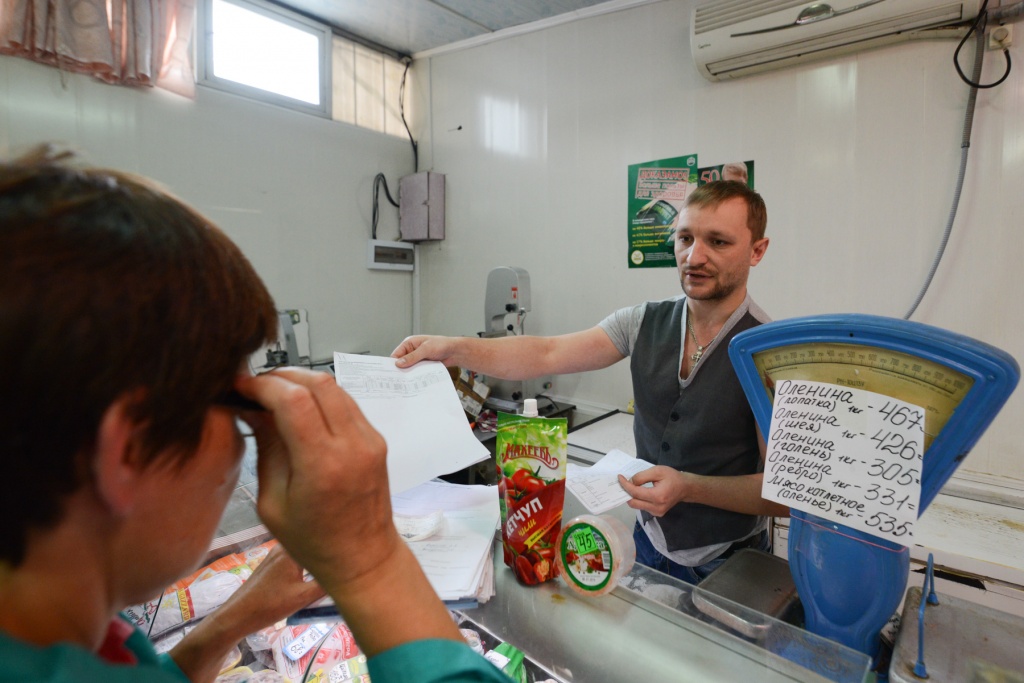 Не все продавцы смогли предоставить документы на продукцию, Фото с места события из других источников