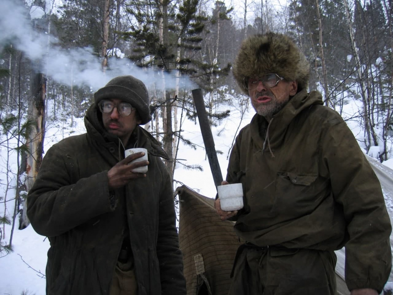 Чёрные на белом: как семья ученых месяц выживала в ледяной дальневосточной тайге - PrimaMedia: Лента новостей, 19.11.2025