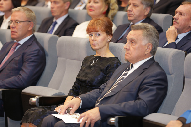 Супруга губернатора в первом ряду, Фото с места события собственное