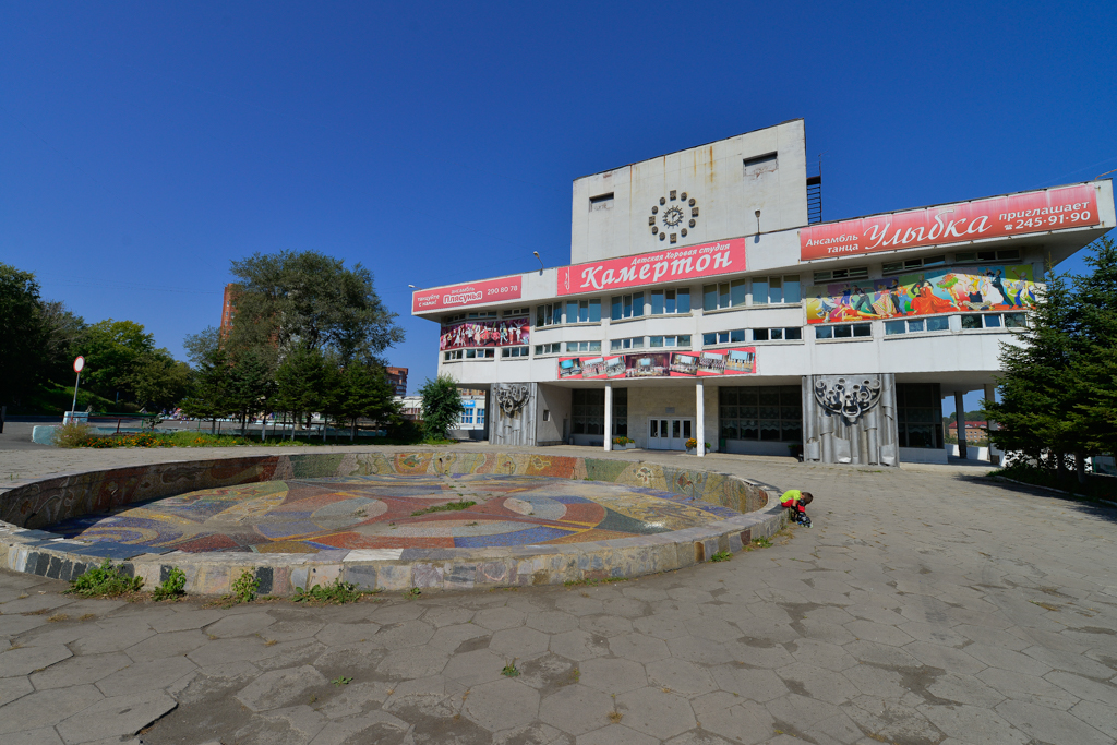 "Потрепанная" морская мозаика, декорирующая бывший фонтан, около Дома юношеского творчества, Фото с места события собственное