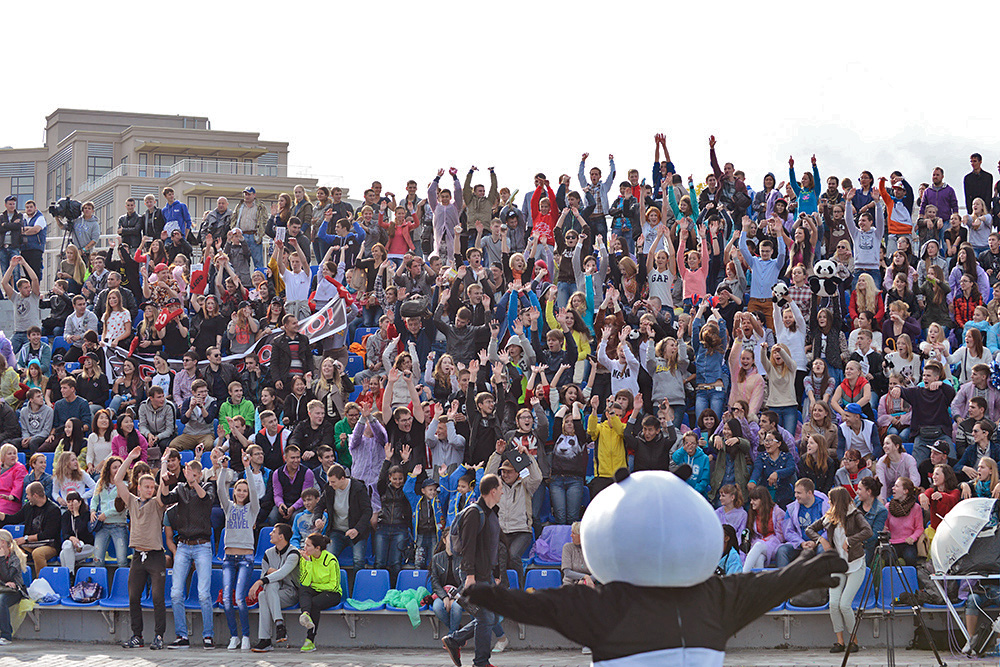 Трибуны стадиона в кампусе ДВФУ были забиты до отказа, Фото с места события собственное