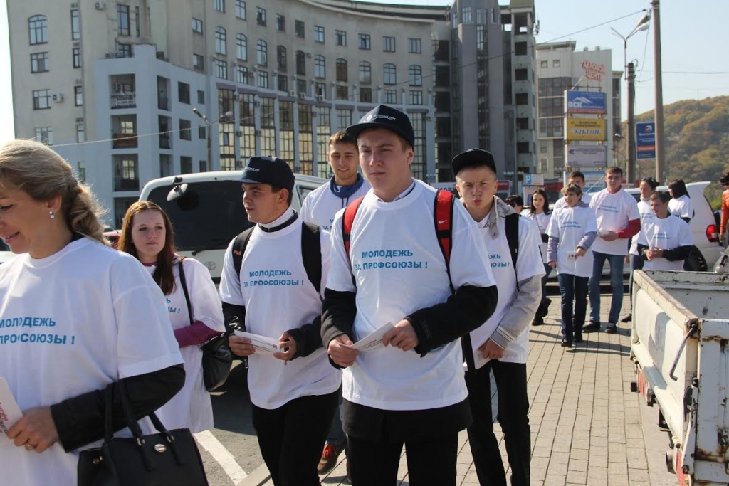 Участники шествия раздавали прохожим листовки, Фото с места события из других источников