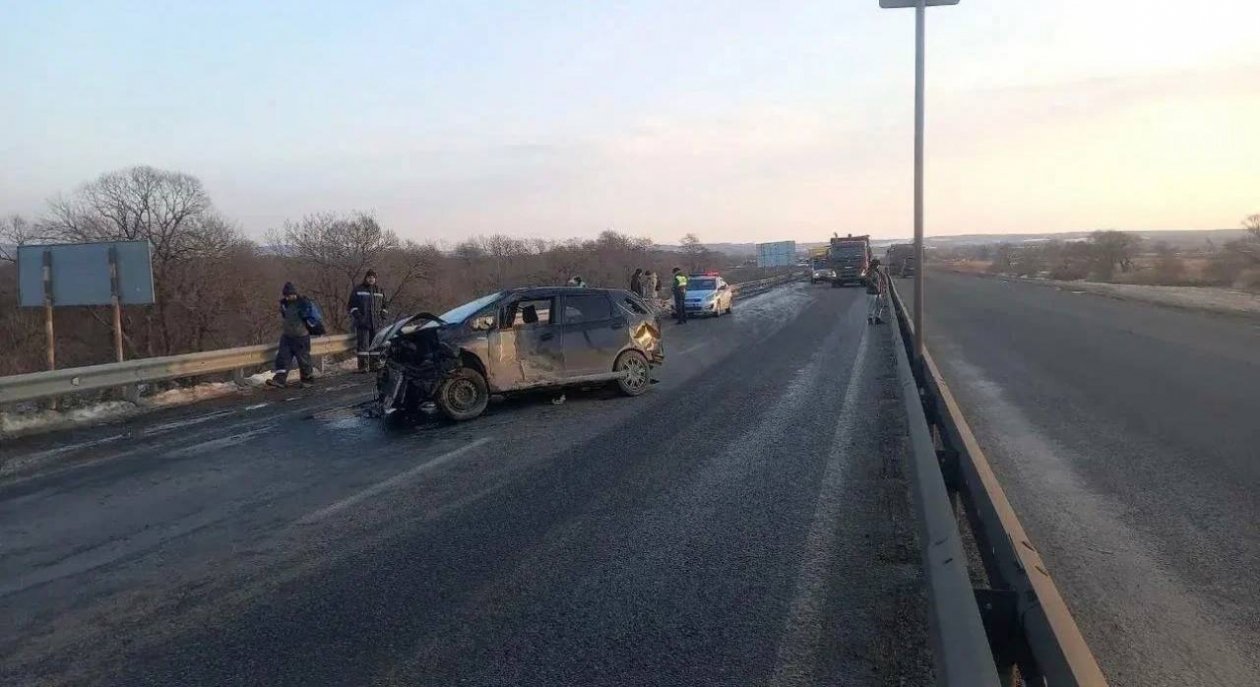 Легковушка протаранила и отправила в кювет фуру на трассе в Приморье Пресс-служба УМВД России по Приморскому краю