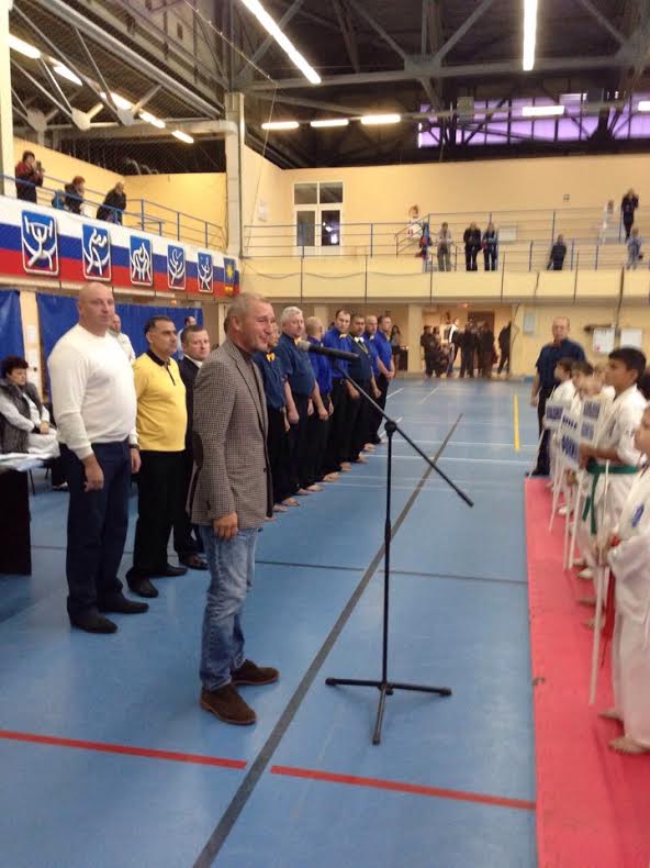 Депутат ЗС ПК Петр Журавлев приветствует спортсменов, Фото с места события из других источников