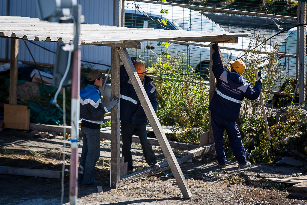 Рабочие опять на месте, Фото с места события собственное