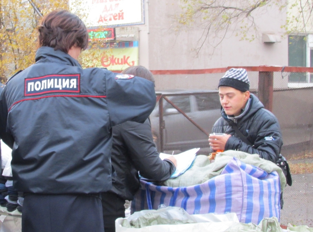 Составление протокола на уличного продавца, Фото с места события собственное
